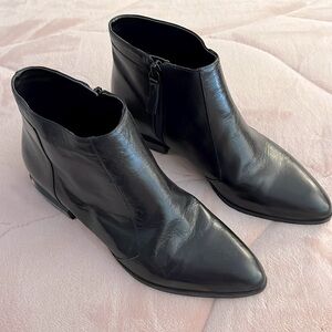 Nine West low heeled ankle boots in black leather. Size 6